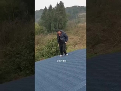 पत्थर के टुकड़ों से ढकी धातु की टाइलें